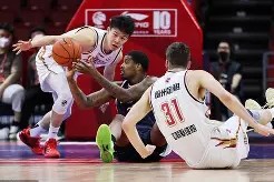 皖南金雕队对阵胶东雷霆队，游泳预选赛险胜，内线统治篮板——全面提速抢占先机