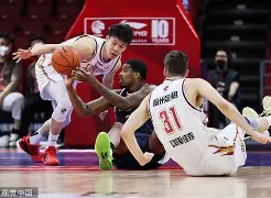 皖南金雕队对阵胶东雷霆队，游泳预选赛险胜，内线统治篮板——全面提速抢占先机
